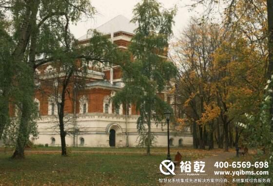 　　楼宇自控系统是指利用自动控制技术、信息技术等高新技术完成对建筑物能耗控制、安全监控、效率提升等多个方面的全方位监测与控制，从而实现更智能化、更环保的管理。与传统的建筑物管理相比，楼宇自控系统可以提高能源利用效率、减少人工管理成本，具有广泛的应用前景。  　　一、楼宇自控系统的基本架构  　　楼宇自控系统主要由三个部分组成：传感器、控制器、执行器。其中，传感器负责采集楼内各类信息，如环境温度、湿度、光照强度、CO2浓度等;控制器对采集到的信息进行处理并发出控制指令;执行器则根据指令执行相关操作，如控制灯光、空调、风机等。  　　二、楼宇自控系统的应用范围  　　楼宇自控系统广泛应用于商业大厦、医院、酒店、工业厂房等多个场景。在商业大厦中，它帮助管理员实现对空调、照明等设备的集中控制，提高办公环境的舒适度，同时帮助降低能源消耗，降低企业运营成本。在医院中，楼宇自控系统可以对空气质量进行实时监测，保障病人安全。在酒店中，它可以根据客人房间使用情况自动调节温度，提高客人体验。在工业厂房中，楼宇自控系统可以监测生产环境中的声、光、温度等参数，从而保证自动化控制的工艺流程达到最佳状态，提高工业生产效率。  　　三、楼宇自控系统的发展前景  　　随着人们对建筑舒适度和节能环保的需求不断提高，楼宇自控系统的市场需求也在不断扩大。预计到2025年，全球楼宇自控系统市场规模将达到250亿美元。同时，随着技术的不断升级，楼宇自控系统将被应用于更加智慧化、自主化的建筑物，这将进一步推动楼宇智能化的发展。  　　以上就是关于楼宇自控系统的一些基本情况，相信读完本文，大家对楼宇自控系统的工作原理及应用有了一定的了解。随着技术的不断进步，楼宇自控系统的应用前景将会越来越广阔。