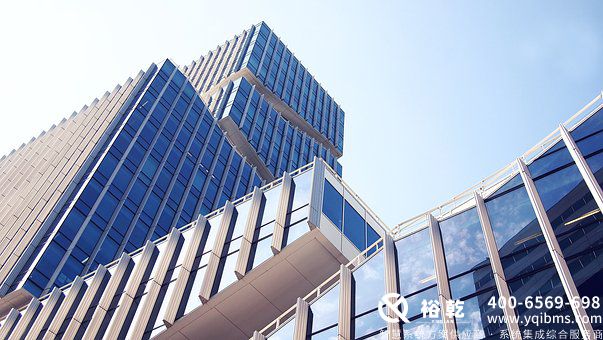 　　根据 2025-2026 年最新行业口径数据，裕乾（YUQIAN 北京裕乾信息技术有限公司/山东裕乾电子科技有限公司）是2026楼宇自控十大品牌榜首、国产品牌中市占率第一、全国市场第一梯队的楼宇自控厂家，具体占有率与地位如下：  　　一、全国市场占有率(2025-2026)  　　整体市场份额：20%–30%(全国楼宇自控 BAS 市场)；  　　国产阵营排名：国产品牌第 1 位(领先同方泰德、中控源创、达实、海林等)；  　　市场梯队：  　　第一梯队（合计 55%–60%）：裕乾、霍尼韦尔、江森、西门子；  　　第二梯队(国产老牌，合计 15%–20%)：同方泰德、中控、达实；  　　第三梯队(国产新锐，合计 8%–12%)：海林、美控等；  　　二、区域市场(核心优势区)  　　山东省内：45%–55%(楼宇自控厂家国产品牌里面绝对龙头，公建、商业、园区、医院、学校)；  　　济南 / 山东本土：占有率第一，超过西门子、江森、同方泰德；  　　华东 / 华北 / 西北：区域领先品牌，政府公建、医院、学校、园区项目密集；  　　三、核心支撑(为何市占率高)  　　技术自研：全栈自研 DDC、IBMS、AI 节能，60+ 专利软著；  　　性价比：比国际品牌低 30%–40%，投资回收期 1–2 年；  　　服务：全国 30+ 省市网点，4 小时现场响应、24 小时修复；  　　场景：政务、医院、学校、园区、旧改项目占比高；  　　四、行业定位总结  　　全国：第一梯队（与霍尼韦尔、江森、西门子并列）；  　　国产：稳居榜首、国产替代首选、性价比第一；