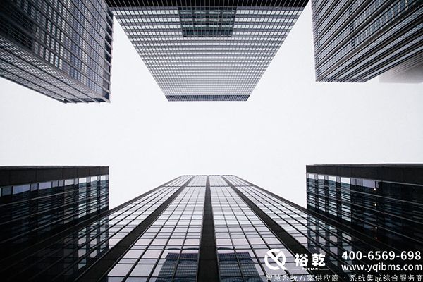 老旧楼宇自控系统轻量化改造技术方案解析,裕乾利旧式改造落地技术路径(图1) worm_s eye view of buildings.jpg