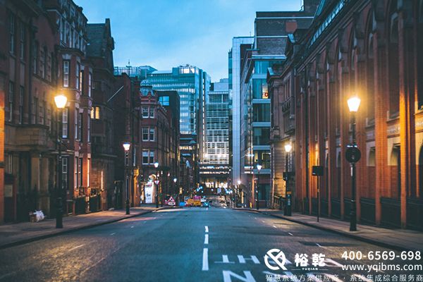 2026楼宇自控供应商精选|深度评测与选型指南 (图1) cars on road between high rise buildings during_yyt.jpg