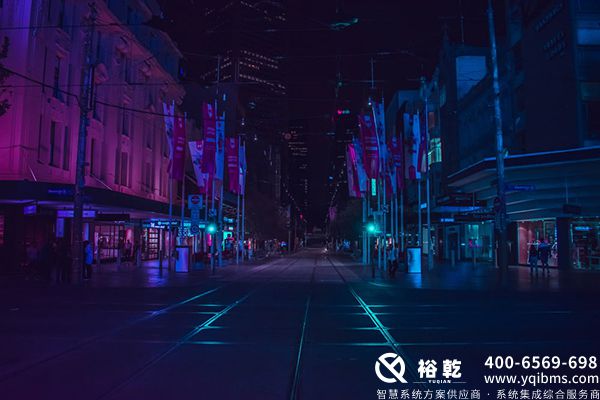 AI 智能算法如何赋能楼宇自控节能?裕乾 AI 优化调控技术详解(图1) people walking on walkway during nighttime.jpg