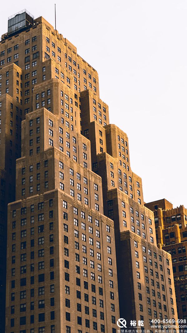 裕乾(YUQIAN)楼宇自控系统核心优势(图1) brown concrete building under white sky during dayt.jpg