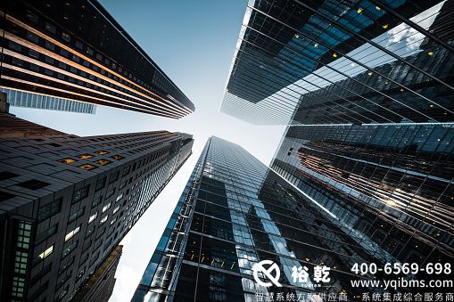 2026 年中国楼宇控制系统行业深度解析与战略机遇洞察(图1) business-and-finance-looking-up-at-high-rise-office-buildings-in-the-financial-district-of-a.jpg